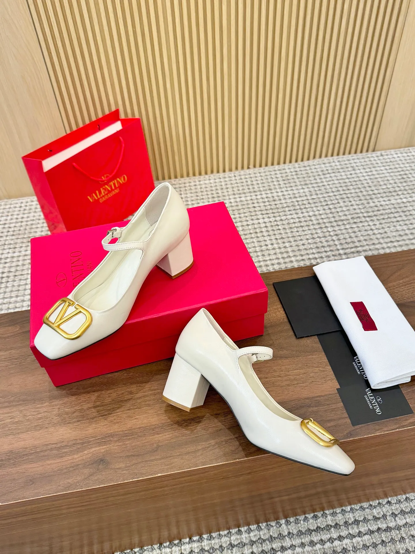 👟👟Ex-factory price 460👟👟 Genuine leather sole + 40 Valentino. Large v-buckle sandals ㊙️Latest series of counters Authentic grade version with perfect details. Authentic products are made one to one. All details are consistent with genuine ones. The upper foot is very pedicure type. The key point is that it is very good and easy to control. It does not grind the feet and does not tire the feet. Walking artifact, exclusive mold opening. The highest version on the market. Fabric: imported mixed sheepskin, lining and foot pads are all sheepskin. Code number (34 to 42) Customized sizes 34 and 42 are non-refundable and non-exchangeable. Heel height: 7.5CM, rubber sole, leather sole +40
